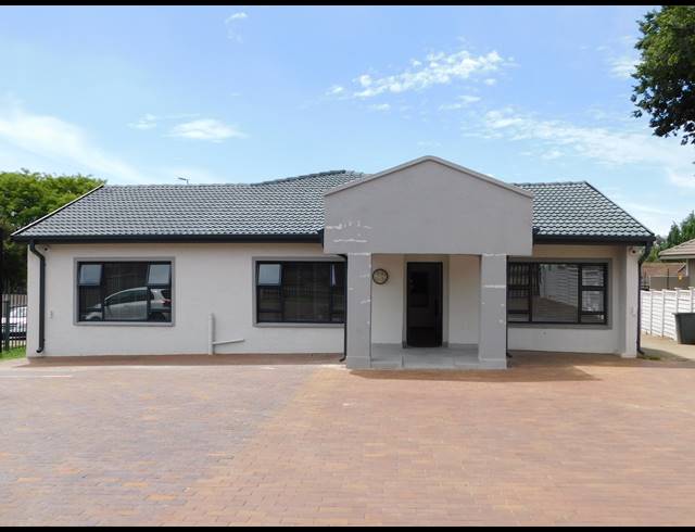 10M² MEDICAL SUITE TO LET IN RUITERHOF